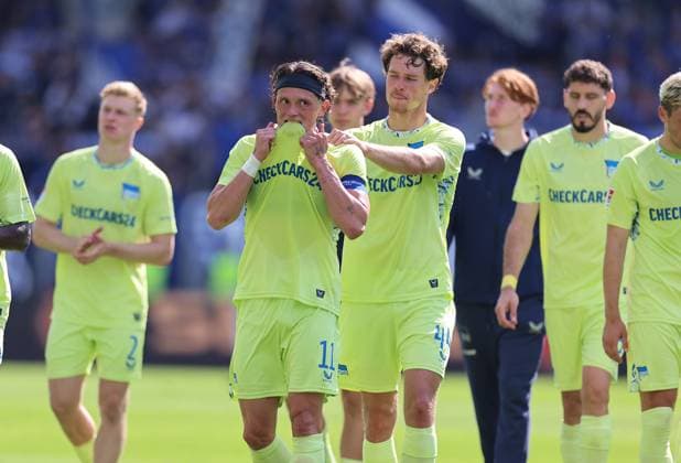24.08.2025, xdcx, Fussball 2. Bundesliga, SV Darmstadt 98 - Hertha BSC Berlin, emonline, emspor, despor, v.l., Fabian Reese (Hertha BSC Berlin) wird von Linus Gechter (Hertha BSC Berlin) aufgemuntert, enttaeuscht, enttaeuscht schauend, dissapointed, traurig, frustiert, frust, gefrustet DFL DFB REGULATIONS PROHIBIT ANY USE OF PHOTOGRAPHS AS IMAGE SEQUENCES AND OR QUASI-VIDEO.