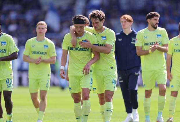 24.08.2025, xdcx, Fussball 2. Bundesliga, SV Darmstadt 98 - Hertha BSC Berlin, emonline, emspor, despor, v.l., Fabian Reese (Hertha BSC Berlin) wird von Linus Gechter (Hertha BSC Berlin) aufgemuntert, enttaeuscht, enttaeuscht schauend, dissapointed, traurig, frustiert, frust, gefrustet DFL DFB REGULATIONS PROHIBIT ANY USE OF PHOTOGRAPHS AS IMAGE SEQUENCES AND OR QUASI-VIDEO.