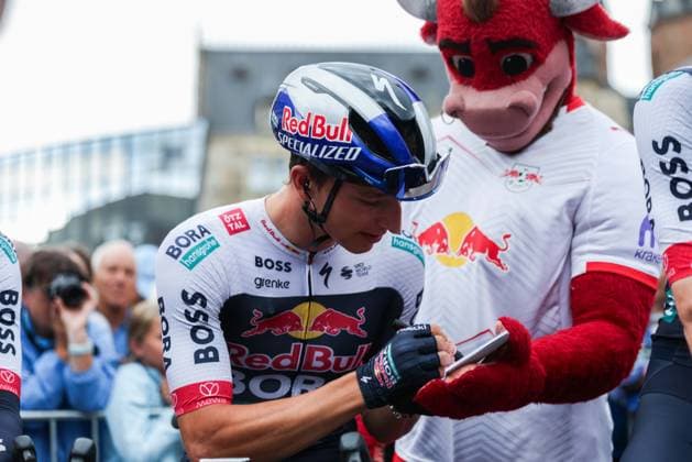 Radsport UCI ProSeries Men Elite LIDL Deutschland Tour 2025 Etappe 4 Halle - Magdeburg am 24.08.2025 Florian Lipowitz ( RED BULL - BORA - HANSGROHE ) gibt Fans Autogramme