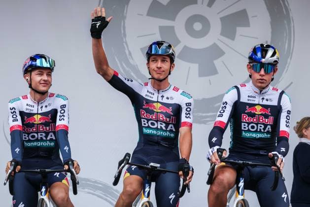 Radsport UCI ProSeries Men Elite LIDL Deutschland Tour 2025 Etappe 4 Halle - Magdeburg am 24.08.2025 Lennart Jasch ( RED BULL - BORA - HANSGROHE ), links - Florian Lipowitz ( RED BULL - BORA - HANSGROHE ), mitte - Laurence Pithie ( RED BULL - BORA - HANSGROHE ), rechts