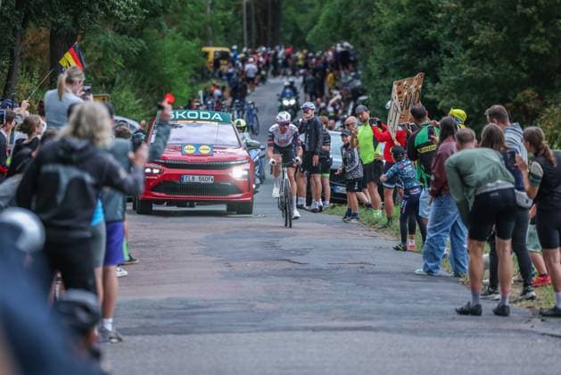 Radsport UCI ProSeries Men Elite LIDL Deutschland Tour 2025 Etappe 4 Halle - Magdeburg am 24.08.2025 Brandon McNulty ( UAE TEAM EMIRATES XRG ) fährt die Bergwertung bei Johannashall vor vielen Fans am Streckenrand