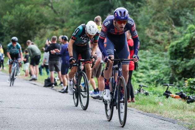 Radsport UCI ProSeries Men Elite LIDL Deutschland Tour 2025 Etappe 4 Halle - Magdeburg am 24.08.2025 Enzo Leijnse ( TEAM PICNIC POSTNL ), vorne - Vinzent Dorn ( BIKE AID ), hinten - sprinten für die Bergwertung