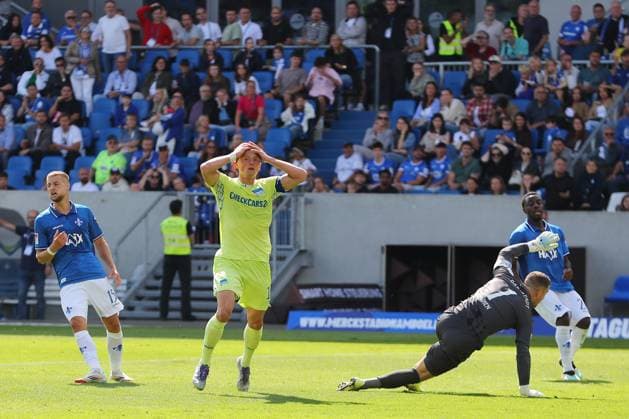 24.08.2025, xtvx, Fussball 2.Bundesliga, SV Darmstadt 98 - Hertha BSC Berlin v.l. Torschuss, has a shot on goal Fabian Reese (Hertha BSC Berlin) Torwart Marcel Schuhen (SV Darmstadt 98) Fabian Reese (Hertha BSC Berlin) enttaeuscht, enttaeuscht schauend, dissapointed (DFL DFB REGULATIONS PROHIBIT ANY USE OF PHOTOGRAPHS as IMAGE SEQUENCES and or QUASI-VIDEO) Darmstadt