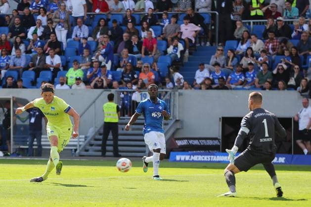 24.08.2025, xtvx, Fussball 2.Bundesliga, SV Darmstadt 98 - Hertha BSC Berlin v.l. Torschuss, has a shot on goal Fabian Reese (Hertha BSC Berlin) Torwart Marcel Schuhen (SV Darmstadt 98) (DFL DFB REGULATIONS PROHIBIT ANY USE OF PHOTOGRAPHS as IMAGE SEQUENCES and or QUASI-VIDEO) Darmstadt