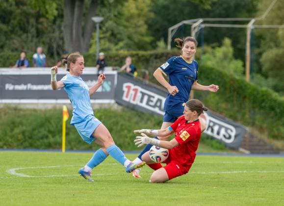 Fußball, Frauen, Saison 2024 2025, 2. Frauen-Bundesliga (1. Spieltag), FC Viktoria 1889 Berlin - SG Andernach, v. l. Pia Metzker (FC Viktoria 1889 Berlin), Torfrau Elena Bläser (SGA), 24.08.2025, Copyright: xMatthiasxKochx