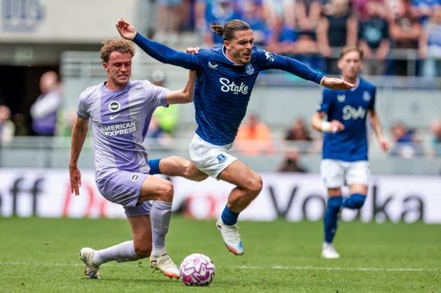 Premier League Everton v Brighton and Hove Albion Jack Grealish of Everton is challenged by Mats Wieffer of Brighton & Hove Albion during the Premier League match Everton vs Brighton and Hove Albion at Hill Dickinson Stadium, Liverpool, United Kingdom, 24th August 2025 (Photo by Mark Cosgrove News Images) Liverpool Hill Dickinson Stadium Merseyside United Kingdom Copyright: xMarkxCosgrove NewsxImagesx