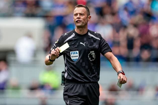 Premier League Everton v Brighton and Hove Albion Referee Stuart Attwell shows Mats Wieffer of Brighton & Hove Albion (not pictured) a yellow card during the Premier League match Everton vs Brighton and Hove Albion at Hill Dickinson Stadium, Liverpool, United Kingdom, 24th August 2025 (Photo by Mark Cosgrove News Images) Liverpool Hill Dickinson Stadium Merseyside United Kingdom Copyright: xMarkxCosgrove NewsxImagesx