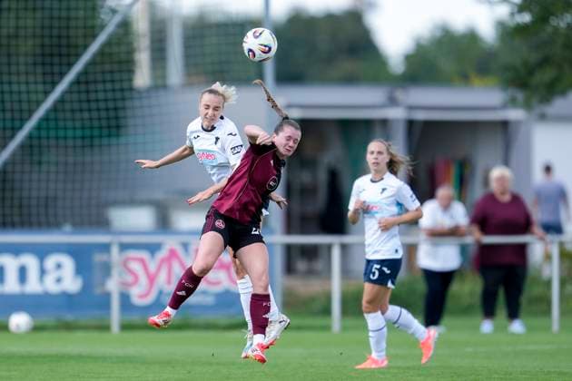 v.li.: Vanessa Diehm (TSG, 6), Jacqueline Baumgärtel (FCN, 20), beim Kopfball, Kopfballduell, Spielszene, Zweikampf in der Luft, Aktion, Action, 24.08.2025, Sankt Leon-Rot (Deutschland), Fussball, Frauen, Testspiel, TSG 1899 Hoffenheim - 1. FC Nürnberg, 24.08.2025, Sankt Leon-Rot (Deutschland), Fussball, Frauen, Testspiel, TSG 1899 Hoffenheim - 1. FC Nürnberg, DFB DFL REGULATIONS PROHIBIT ANY USE OF PHOTOGRAPHS AS IMAGE SEQUENCES AND OR QUASI-VIDEO.