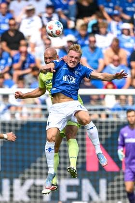 Toni Leistner (Hertha BSC, 37) im Zweikampf mit Isac Lidberg (SV Darmstadt 1898, 07), GER, SV Darmstadt 98 vs. Hertha BSC, Fussball, 2. Bundesliga, 3. Spieltag, Saison 2025 2026, 24.08.2025 DFL regulations prohibit any use of photographs as image sequences and or quasi-video GER, SV Darmstadt 98 vs. Hertha BSC, Fussball, 2. Bundesliga, 3. Spieltag, Saison 2025 2026, 24.08.2025 Darmstadt