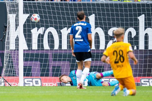 24.08.2025 - Fußball, 2025 2026, 2. Bundesliga, 3. Spieltag, DSC Arminia Bielefeld - SG Dynamo Dresden: Leo Oppermann (Bielefeld) beim Tor zum 1:2 von Luca Herrmann (Dresden) DFL REGULATIONS PROHIBIT ANY USE OF PHOTOGRAPHS AS IMAGE SEQUENCES AND OR QUASI-VIDEO.