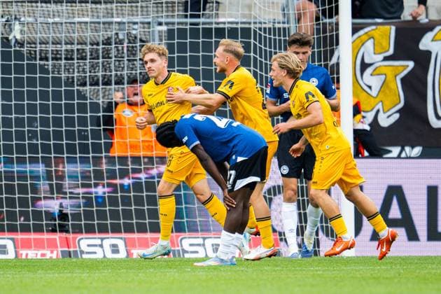 24.08.2025 - Fußball, 2025 2026, 2. Bundesliga, 3. Spieltag, DSC Arminia Bielefeld - SG Dynamo Dresden: (L-R) Luca Herrmann (Dresden) jubelt nach seinem Tor zum 1:2 mit Tony Menzel (Dresden), Jonas Oehmichen (Dresden) DFL REGULATIONS PROHIBIT ANY USE OF PHOTOGRAPHS AS IMAGE SEQUENCES AND OR QUASI-VIDEO.