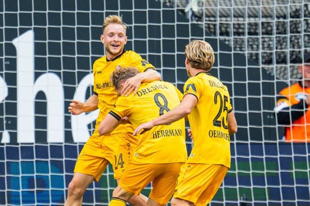 24.08.2025 - Fußball, 2025 2026, 2. Bundesliga, 3. Spieltag, DSC Arminia Bielefeld - SG Dynamo Dresden: (M) Luca Herrmann (Dresden) jubelt nach seinem Tor zum 1:2 mit (L) Tony Menzel (Dresden), (R) Jonas Oehmichen (Dresden) DFL REGULATIONS PROHIBIT ANY USE OF PHOTOGRAPHS AS IMAGE SEQUENCES AND OR QUASI-VIDEO.