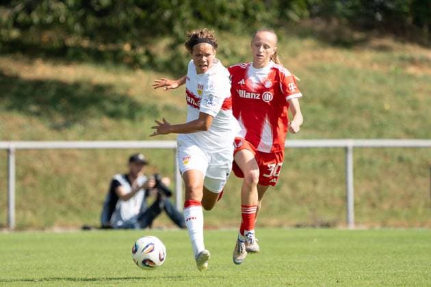 Rosa Rückert (VFB Stuttgart Frauen, 11) im Zweikampf mit Hanna Wegscheider (FC Bayern Muenchen 2 Frauen, 30), GER, VfB Stuttgart Frauen vs. FC Bayern Muenchen Frauen II, Fussball, 2. Frauen-Bundesliga, 1. Spieltag, Spielzeit 2025 2026, 24.08.2025, GER, VfB Stuttgart Frauen vs. FC Bayern Muenchen Frauen II, Fussball, 2. Frauen-Bundesliga, 1. Spieltag, Spielzeit 2025 2026, 24.08.2025, Stuttgart Copyright: xEibner-Pressefoto EdwardxCheungx EP_ECG
