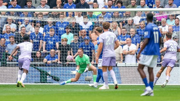 Everton v Brighton and Hove Albion Premier League 24 08 2025. Everton goalkeeper Jordan Pickford (1) saves during the Premier League match between Everton and Brighton and Hove Albion at The Hill Dickinson Stadium, Liverpool, England on 24 August 2025. Editorial use only DataCo restrictions apply See www.football-dataco.com , Copyright: xSimonxDaviesx PSI-22679-0053