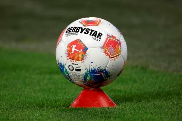 Gelsenkirchen , Deutschland, 2. Fussball Bundesliga Saison 2025 26 3. Spieltag FC Schalke 04 - VFL Bochum 2-1 am 19. 04. 2025 in der Veltins -Arena auf Schalke Der Spielball Brillant APS der Sportartikelfirma Derbystar wird am Spielfeldrand auf einem Plastikhütchen platziert