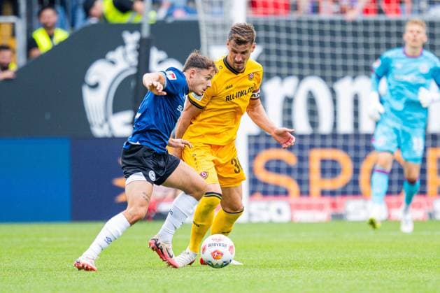 24.08.2025 - Fußball, 2025 2026, 2. Bundesliga, 3. Spieltag, DSC Arminia Bielefeld - SG Dynamo Dresden: (L-R) Felix Hagmann (Bielefeld), Stefan Kutschke (Dresden) DFL REGULATIONS PROHIBIT ANY USE OF PHOTOGRAPHS AS IMAGE SEQUENCES AND OR QUASI-VIDEO.
