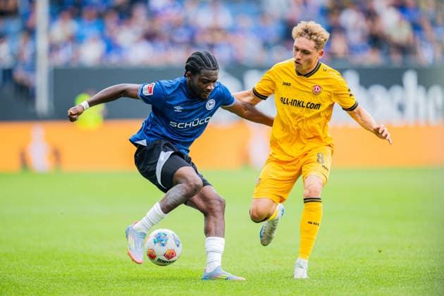 24.08.2025 - Fußball, 2025 2026, 2. Bundesliga, 3. Spieltag, DSC Arminia Bielefeld - SG Dynamo Dresden: (L-R) Benjamin Boakye (Bielefeld), Luca Herrmann (Dresden) DFL REGULATIONS PROHIBIT ANY USE OF PHOTOGRAPHS AS IMAGE SEQUENCES AND OR QUASI-VIDEO.
