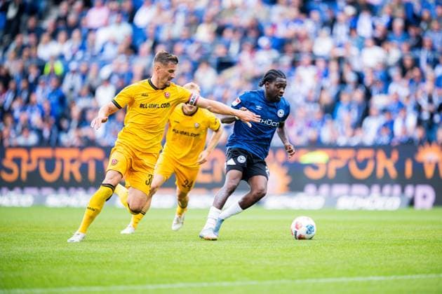 24.08.2025 - Fußball, 2025 2026, 2. Bundesliga, 3. Spieltag, DSC Arminia Bielefeld - SG Dynamo Dresden: (L-R) Stefan Kutschke (Dresden), Benjamin Boakye (Bielefeld) DFL REGULATIONS PROHIBIT ANY USE OF PHOTOGRAPHS AS IMAGE SEQUENCES AND OR QUASI-VIDEO.