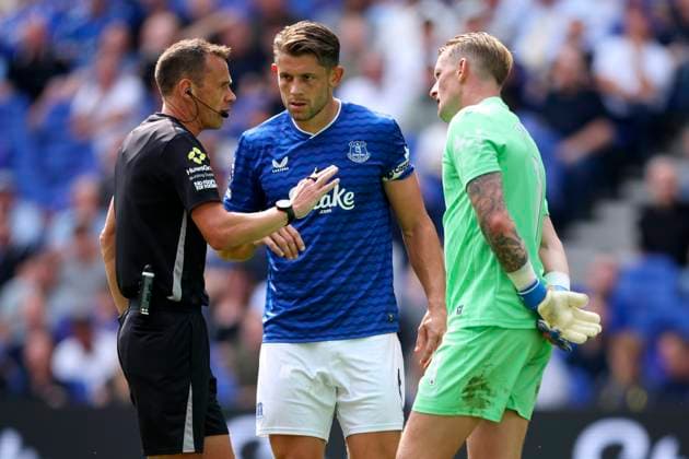 Everton v Brighton & Hove Albion - Premier League Referee Stuart Attwell speaks with James Tarkowski and Jordan Pickford, goalkeeper of Everton during the Premier League match between Everton and Brighton & Hove Albion at Hill Dickinson Stadium on August 24, 2025 in Liverpool, England. Liverpool Hill Dickinson Stadium England United Kingdom Copyright: xEdxSykes Sportsphoto APLx 14133561