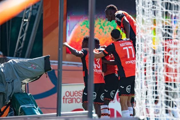 FOOTBALL : FC Lorient vs Stade Rennais - Ligue 1 - JournÃ e 2 - 24 08 2025 Joie des joueurs du FC Lorient aprÃ s le but de Aiyegun Tosin (FC Lorient) LorientFrance  Copyright: xBaptistexAutissierx