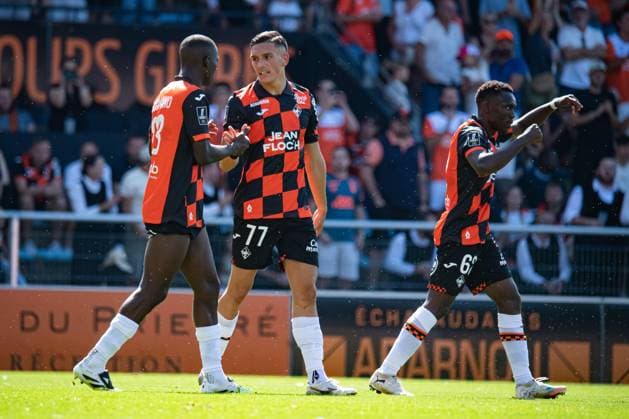 FOOTBALL : FC Lorient vs Stade Rennais - Ligue 1 - JournÃ e 2 - 24 08 2025 Joie des joueurs du FC Lorient aprÃ s le but de Aiyegun Tosin (FC Lorient) LorientFrance  Copyright: xBaptistexAutissierx