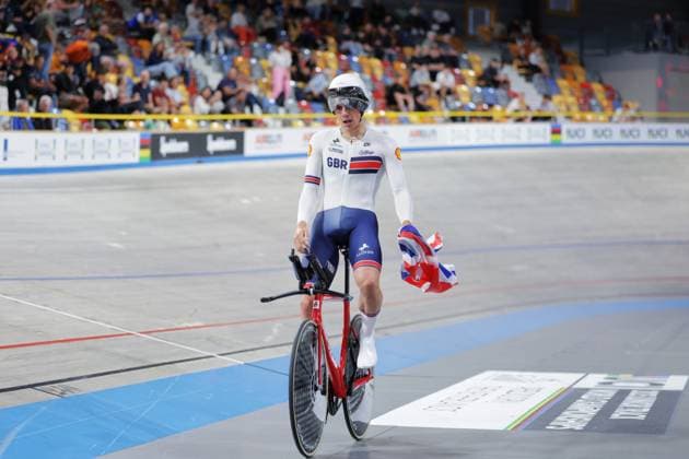 2025 UCI Junior Track World Championships Picture by Alex Whitehead SWpix.com - 24 08 2025 - Cycling - 2025 UCI Junior Track World Championships - Omnisport, Apeldoorn, Netherlands - Men Kilo Time Trial Final - Henry Hobbs (Great Britain) celebrates winning gold Omnisport Apeldoorn Netherlands Copyright: x xSWpix.comx(t axPhotographyxHubxLtd)xAlexxWhitehead SWpix.comx SWP-3065-0047