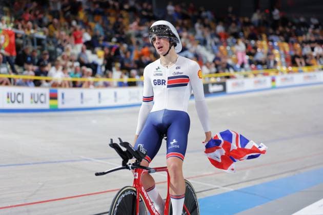 2025 UCI Junior Track World Championships Picture by Alex Whitehead SWpix.com - 24 08 2025 - Cycling - 2025 UCI Junior Track World Championships - Omnisport, Apeldoorn, Netherlands - Men Kilo Time Trial Final - Henry Hobbs (Great Britain) celebrates winning gold Omnisport Apeldoorn Netherlands Copyright: x xSWpix.comx(t axPhotographyxHubxLtd)xAlexxWhitehead SWpix.comx SWP-3065-0048