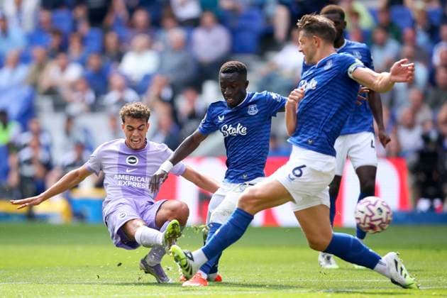 Everton v Brighton & Hove Albion - Premier League Yasin Ayari of Brighton and Hove Albion, Idrissa Gueye of Everton and James Tarkowski of Everton challenge during the Premier League match between Everton and Brighton & Hove Albion at Hill Dickinson Stadium on August 24, 2025 in Liverpool, England. Liverpool Hill Dickinson Stadium England United Kingdom Copyright: xEdxSykes Sportsphoto APLx 14133564
