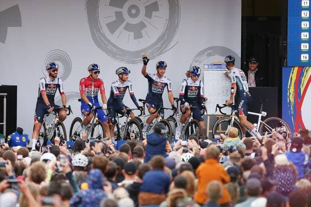 Halle (Saale), Sachsen-Anhalt, Deutschland, 24.08.2025: Marktplatz: Lidl Deutschland Tour 2025 - 4. Etappe: Halle (Saale) - Magdeburg: Team von Red-Bull-Bora-Hansgrohe, Florian Lipowitz winkt ins Publikum Copyright: xdtsxNachrichtenagenturx dts_78689