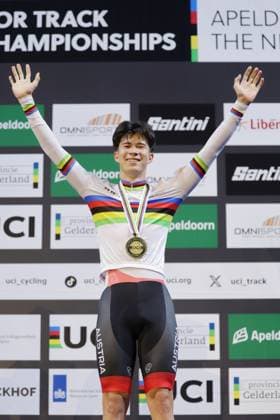 2025 UCI Junior Track World Championships Picture by Alex Whitehead SWpix.com - 24 08 2025 - Cycling - 2025 UCI Junior Track World Championships - Omnisport, Apeldoorn, Netherlands - Men Elimination Race Final - Heimo Fugger (Austria) receiving the Gold medal and Rainbow Jersey Omnisport Apeldoorn Netherlands Copyright: x xSWpix.comx(t axPhotographyxHubxLtd)xAlexxWhitehead SWpix.comx SWP-3065-0051