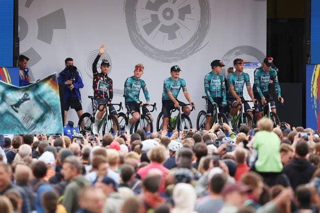 Halle (Saale), Sachsen-Anhalt, Deutschland, 24.08.2025: Marktplatz: Lidl Deutschland Tour 2025 - 4. Etappe: Halle (Saale) - Magdeburg: Rembe Pro Cycling Team Sauerland, Miguel Heidemann winkt ins Publikum Copyright: xdtsxNachrichtenagenturx dts_78693