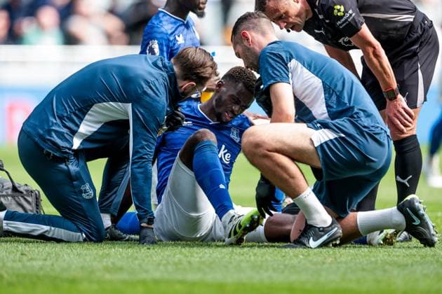 Premier League Everton v Brighton and Hove Albion Tim Iroegbunam of Everton goes down with injury during the Premier League match Everton vs Brighton and Hove Albion at Hill Dickinson Stadium, Liverpool, United Kingdom, 24th August 2025 (Photo by Mark Cosgrove News Images) Liverpool Hill Dickinson Stadium Merseyside United Kingdom Copyright: xMarkxCosgrove NewsxImagesx