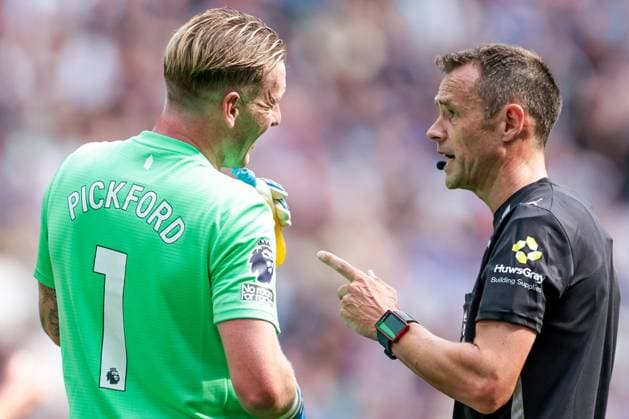 Premier League Everton v Brighton and Hove Albion Jordan Pickford of Everton speaks to Referee Stuart Attwell during the Premier League match Everton vs Brighton and Hove Albion at Hill Dickinson Stadium, Liverpool, United Kingdom, 24th August 2025 (Photo by Mark Cosgrove News Images) Liverpool Hill Dickinson Stadium Merseyside United Kingdom Copyright: xMarkxCosgrove NewsxImagesx