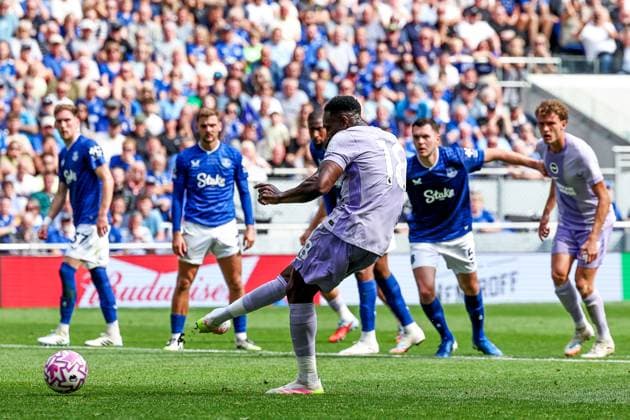 Premier League Everton v Brighton and Hove Albion Danny Welbeck of Brighton & Hove Albion misses a penalty during the Premier League match Everton vs Brighton and Hove Albion at Hill Dickinson Stadium, Liverpool, United Kingdom, 24th August 2025 (Photo by Mark Cosgrove News Images) Liverpool Hill Dickinson Stadium Merseyside United Kingdom Copyright: xMarkxCosgrove NewsxImagesx
