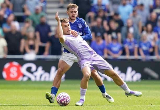Liverpool, England, 24th August 2025. Brajan Gruda of Brighton is challenged by Kiernan Dewsbury-Hall of Everton (R) during the Everton vs Brighton and Hove Albion Premier League match at Hill Dickinson Stadium, Liverpool. Picture credit should read: Andrew Yates Sportimage EDITORIAL USE ONLY. No use with unauthorised audio, video, data, fixture lists, club league logos or live services. Online in-match use limited to 120 images, no video emulation. No use in betting, games or single club league player publications. SPI_034_AY_EVERTON_BRIGHTON SPI-4088-0034