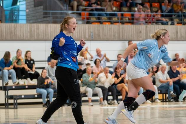 Handball I Frauen I Saison 2025-2026 I DHB-Pokal I 1. Runde I VfL Waiblingen - TSV Bayer 04 Leverkusen I 24.08.2025 Sarah Norregaard Thomsen (1, VfL Waiblingen Tigers) jubelt, daneben Annika Ingenpaß (2, Bayer Leverkusen) Waiblingen Rundsporthalle Baden-Württemberg Deutschland Copyright: xLobeca MaxxPetershansx
