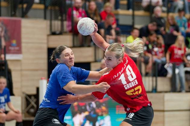 Laura Sophie Klocke (Leipzig, 13), Lea Gruber (Halle, 19), SV Union Halle-Neustadt - HC Leipzig, Handball Frauen, DHB-Pokal, 1.Runde, Saison 2025 26, 24.08.2025 Halle SWH Arena Sachsen-Anhalt Deutschland