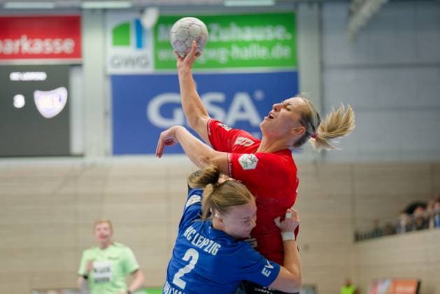 Pauline Uhlmann (Leipzig, 2), Lea Gruber (Halle, 19), SV Union Halle-Neustadt - HC Leipzig, Handball Frauen, DHB-Pokal, 1.Runde, Saison 2025 26, 24.08.2025 Halle SWH Arena Sachsen-Anhalt Deutschland