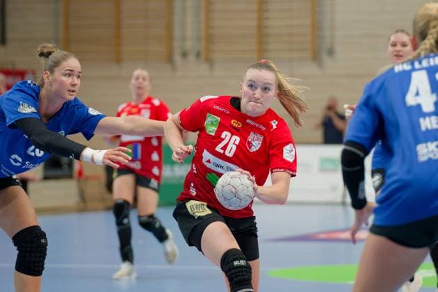 Marlene Tucholke (Leipzig, 23), Cara Reuthal (Halle, 26), SV Union Halle-Neustadt - HC Leipzig, Handball Frauen, DHB-Pokal, 1.Runde, Saison 2025 26, 24.08.2025 Halle SWH Arena Sachsen-Anhalt Deutschland