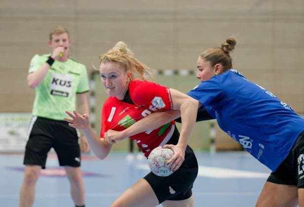 Cara Reuthal (Halle, 26), Marlene Tucholke (Leipzig, 23), SV Union Halle-Neustadt - HC Leipzig, Handball Frauen, DHB-Pokal, 1.Runde, Saison 2025 26, 24.08.2025 Halle SWH Arena Sachsen-Anhalt Deutschland