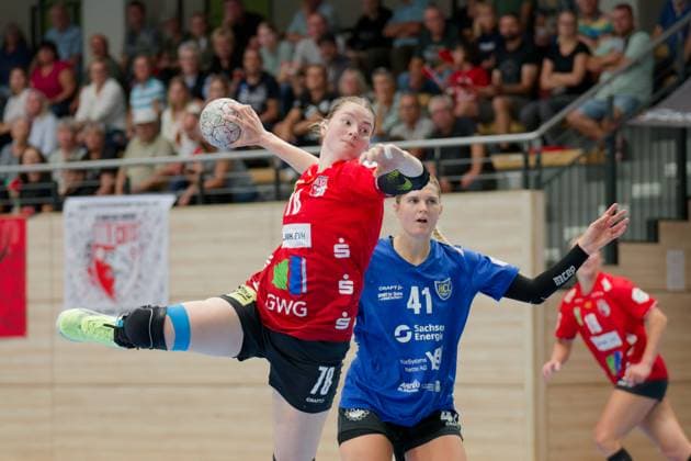 Lucy Strauchmann (Halle, 78), Wiebke Meyer (Leipzig, 41), SV Union Halle-Neustadt - HC Leipzig, Handball Frauen, DHB-Pokal, 1.Runde, Saison 2025 26, 24.08.2025 Halle SWH Arena Sachsen-Anhalt Deutschland