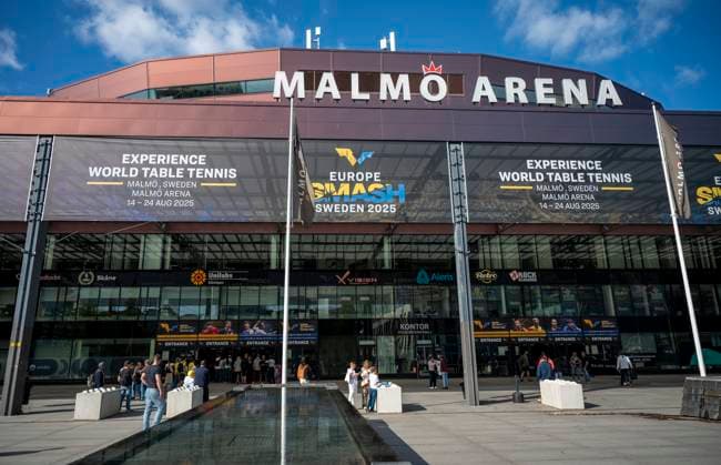 MALMÖ 2025-08-24 Publik pa väg in för matchen mellan Sveriges Truls Möregardh mot Lin Shidong fran Kina i finalen i herrarnas singelturnering i Europe Smash Sweden 2025 WTT Grand Smash i Malmö Arena pa söndagen. MALMÖ SVERIGE x50090x