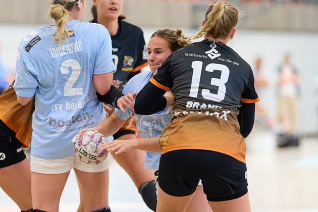 kein Durchkommen fuer Sophia Tormann (TSV Bayer 04 Leverkusen, 10) GER, VfL Waiblingen - TSV Bayer 04 Leverkusen, Handball, DHB Pokal, 1. Runde, Frauen, 2025, 24.08.2025 GER, VfL Waiblingen - TSV Bayer 04 Leverkusen, Handball, DHB Pokal, 1. Runde, Frauen, 2025, 24.08.2025 Waiblingen Copyright: xEibner-Pressefoto GeraldxOelze-dexStoppanyx EP-ODS