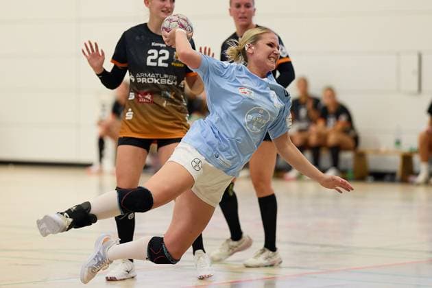 Sprungwurf Annika Ingenpass (TSV Bayer 04 Leverkusen, 02) GER, VfL Waiblingen - TSV Bayer 04 Leverkusen, Handball, DHB Pokal, 1. Runde, Frauen, 2025, 24.08.2025 GER, VfL Waiblingen - TSV Bayer 04 Leverkusen, Handball, DHB Pokal, 1. Runde, Frauen, 2025, 24.08.2025 Waiblingen Copyright: xEibner-Pressefoto GeraldxOelze-dexStoppanyx EP-ODS