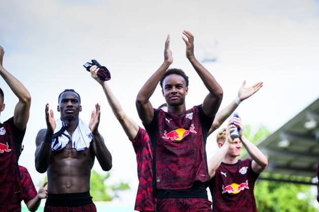 Leipzigs Assan Ouedraogo feiert den Sieg mit den Fans. Fussball DFB-Pokal 1. Runde: SV Sandhausen - RB Leipzig. 16. August 2025: Sandhausen, Stadion am Hardtwald. SV Sandhausen - RB Leipzig
