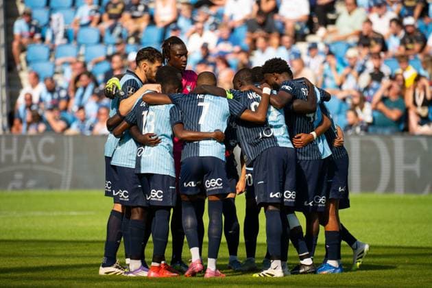 FOOTBALL : Le Havre vs Lens - Ligue 1 - 24 08 2025 Le Havre players form a huddle during the Ligue 1 match between Havre AC and RC Lens at Stade Oceane on August 24, 2025 in Le Havre, France. ( Photo by Federico Pestellini PsnewZ ) - Le HavreFrance  Copyright: xFedericoxPestellinix