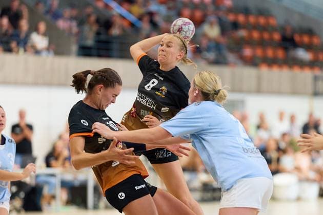 Sprungwurf von Belen Gettwart (VfL Waiblingen, 08) GER, VfL Waiblingen - TSV Bayer 04 Leverkusen, Handball, DHB Pokal, 1. Runde, Frauen, 2025, 24.08.2025 GER, VfL Waiblingen - TSV Bayer 04 Leverkusen, Handball, DHB Pokal, 1. Runde, Frauen, 2025, 24.08.2025 Waiblingen Copyright: xEibner-Pressefoto GeraldxOelze-dexStoppanyx EP-ODS
