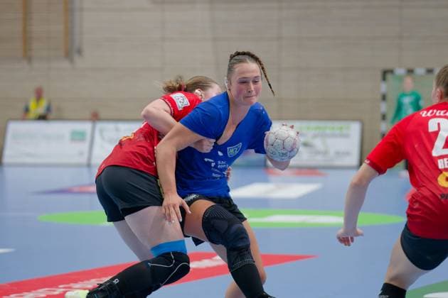 Lucy Strauchmann (Halle, 78), Lara Seidel (Leipzig, 3), SV Union Halle-Neustadt - HC Leipzig, Handball Frauen, DHB-Pokal, 1.Runde, Saison 2025 26, 24.08.2025 Halle SWH Arena Sachsen-Anhalt Deutschland