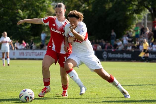 Laura Dafinger (FC Bayern Muenchen 2 Frauen, 15) im Zweikampf mit Rosa Rückert (VFB Stuttgart Frauen, 11), GER, VfB Stuttgart Frauen vs. FC Bayern Muenchen Frauen II, Fussball, 2. Frauen-Bundesliga, 1. Spieltag, Spielzeit 2025 2026, 24.08.2025, GER, VfB Stuttgart Frauen vs. FC Bayern Muenchen Frauen II, Fussball, 2. Frauen-Bundesliga, 1. Spieltag, Spielzeit 2025 2026, 24.08.2025, Stuttgart Copyright: xEibner-Pressefoto EdwardxCheungx EP_ECG