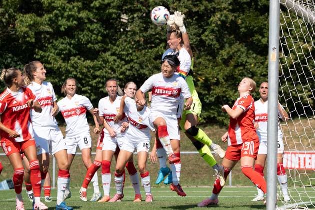 Jana Beuschlein (VFB Stuttgart Frauen, 20) klaert den Ball vor Kiara Beck (VFB Stuttgart Frauen, 01), GER, VfB Stuttgart Frauen vs. FC Bayern Muenchen Frauen II, Fussball, 2. Frauen-Bundesliga, 1. Spieltag, Spielzeit 2025 2026, 24.08.2025, GER, VfB Stuttgart Frauen vs. FC Bayern Muenchen Frauen II, Fussball, 2. Frauen-Bundesliga, 1. Spieltag, Spielzeit 2025 2026, 24.08.2025, Stuttgart Copyright: xEibner-Pressefoto EdwardxCheungx EP_ECG